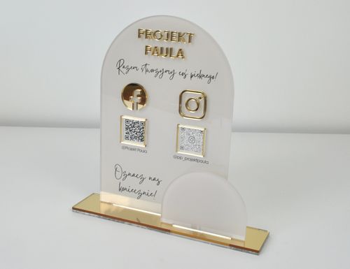 Tabliczka social media z plexi z nadrukiem UV i złotymi elementami na Arena.pl