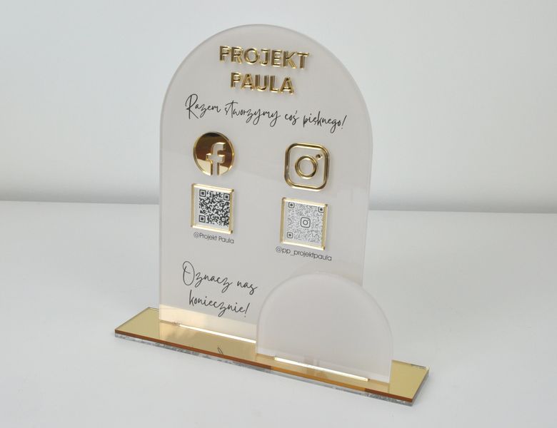 Tabliczka social media z plexi z nadrukiem UV i złotymi elementami zdjęcie 4