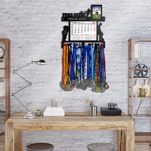 Wieszak na medale PIŁKA NOŻNA z kalendarzem i ramką na zdjęcie  imię 386.1 na Arena.pl