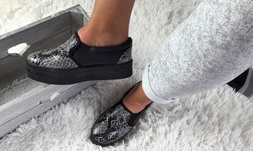 Czarne trampki na platformie Snake39 na Arena.pl