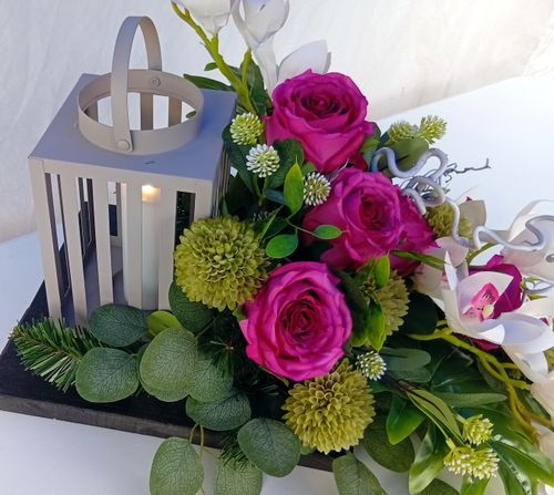 Stroik na grób z lampionem LED i orchideami białymi, elegancka dekoracja na Arena.pl