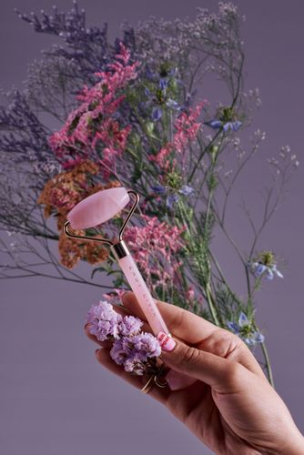 Masażer do twarzy z różowego kwarcu Easy Livin na Arena.pl