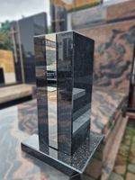 Wazon granitowy czarny z srebrnym paskiem. Nowoczesne