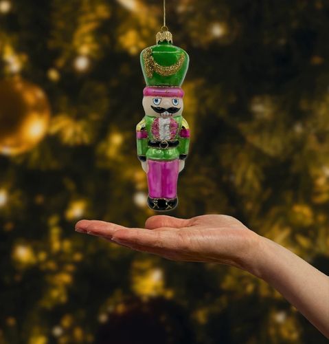 Bombka choinkowa szklana: Żołnierz Dziadek do Orzechów: zielono-różowy na Arena.pl