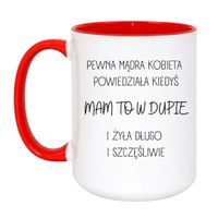 PEWNA MĄDRA KOBIETA POWIEDZIAŁA KIEDYŚ MAM TO W DUPIE I ŻYŁA DŁUGO I SZCZĘŚLIWIE Wzór - Duży Biało-Czerwony 450 ml