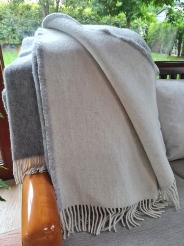 Koc wełniany jagnięcy z frędzlami 160x200 dwustronny popielaty ekri na Arena.pl