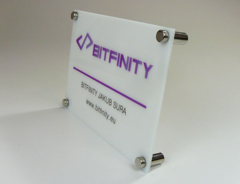 tabliczka szyld z plexi firmowa informacyjna z nadrukiem UV format A4 zdjęcie 5