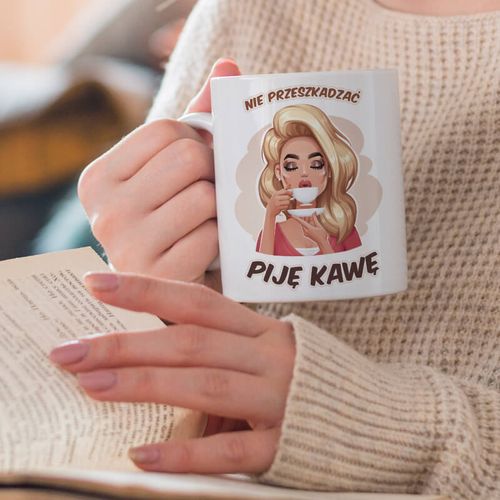 Kubek z nadrukiem - Nie przeszkadzać - Piję kawę na Arena.pl