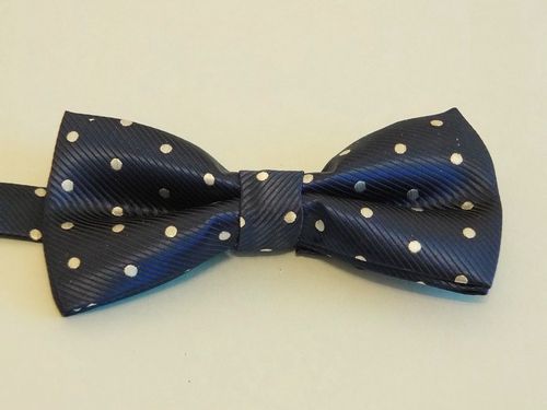 Elegancka mucha męska granatowa w białe kropki na Arena.pl