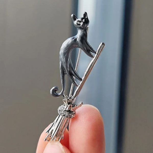 Broszka z cyrkoniami srebrna czarny kot na miotle kotek przypinka zdjęcie 2