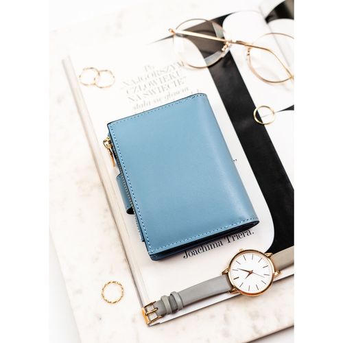 portfel damski ze skóry ekologicznej w błękitnym kolorze, wyposażony na Arena.pl