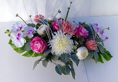 Dekoracja nagrobna z róż i storczyków – pastelowa kompozycja na Arena.pl