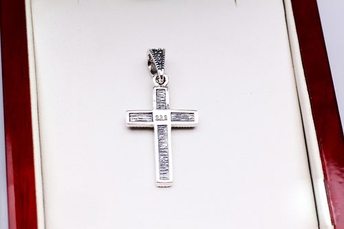 Srebrny krzyżyk Staviori na Arena.pl