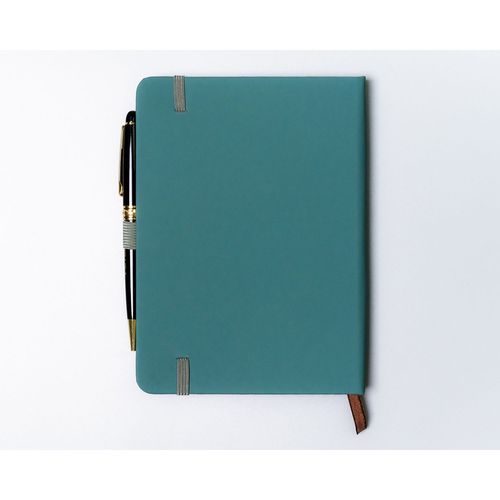 zielony notes w formacie b6 zadrukowany w linie, wyposażony w pętelkę na Arena.pl