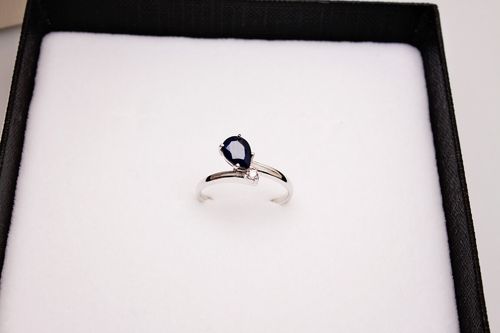 srebrny pierścionek z szafirem i cyrkonią - rozmiar 13 na Arena.pl