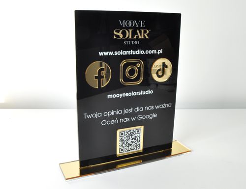 Tabliczka z kodami QR z plexi z nadrukiem UV i złotymi elementami na Arena.pl