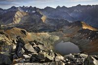 FOTOTAPETA KRAJOBRAZ WIDOK GÓRY SKAŁY STAW