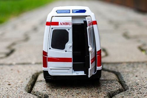 KARETKA AMBULANS SAMOCHÓD AUTO POGOTOWIE z Dźwiękiem I Światłem NA NAPĘD na Arena.pl