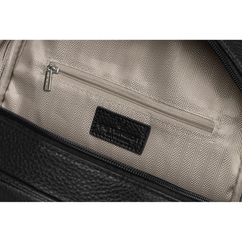 elegancki czarny mały plecak damski zdobiony pikowaniem i srebrnymi nitami na Arena.pl