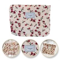 kosmetyczka jednokomorowa beżowa w czerwone kwiatuszki 25 x 5 x18 cm ks117