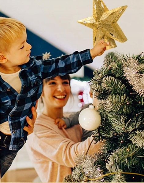 Projektor LED oświetla gwiazdy na czubku choinki, ozdoby świąteczne zdjęcie 4