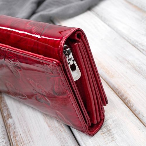 portfel damski skórzany duży czerwony lakierowany ze wzorem na Arena.pl