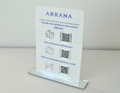 Tabliczka social media A4 plexi z nadrukiem UV i srebrnymi elementami na Arena.pl