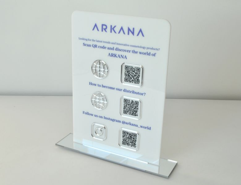 Tabliczka social media A4 plexi z nadrukiem UV i srebrnymi elementami zdjęcie 5