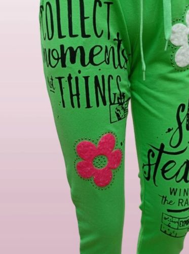 Spodnie DRESOWE damskie wiosenne w kwiaty elastyczne zielone bawełna na Arena.pl