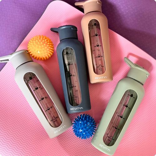 SZKLANA BUTELKA NA WODĘ BIDON SHAKER Z MIARKĄ I DZIUBKIEM SILIKONOWE ETUI na Arena.pl