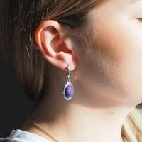 Kolczyki z owalnymi czaroitami w srebrze rodowanym