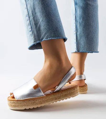 Srebrne espadryle na platformie Sadbera 40 na Arena.pl