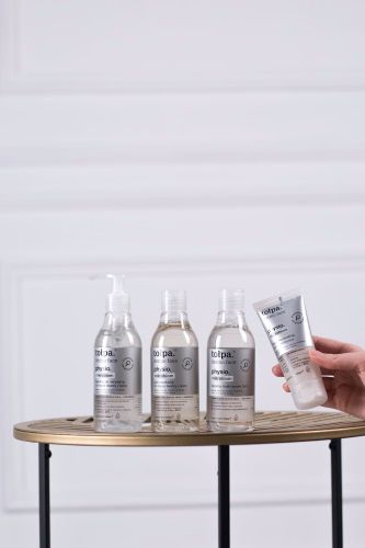 Łagodny tonik-serum nawilżający i łagodzący podrażnienia TOŁPA 200 ml na Arena.pl