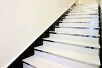 Schody z białego marmuru 120X30 SREBRNA LISTWA