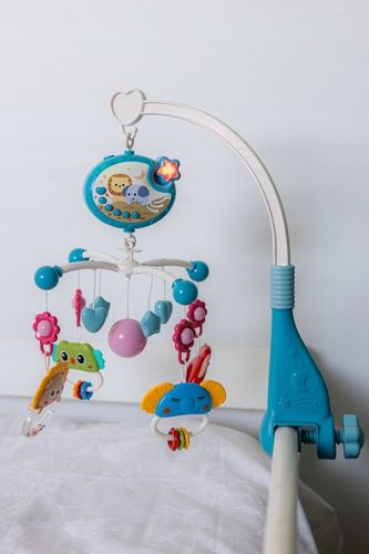 Karuzela do łóżeczka dziecięcego projektor gwiazd zwierzątka 400 melodii na Arena.pl