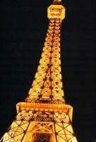 FOTOTAPETA MIASTO PARYŻ OŚWIETLONA WIEŻA EIFFLA