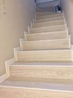 Jasne drewnopodobne płytki schodowe 120x30 krem / beż Drewno na schodach