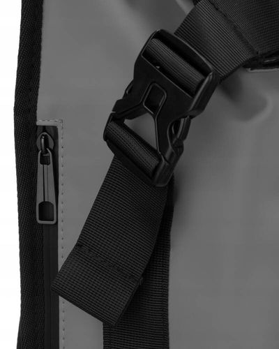 sportowy, szary plecak roll-top z usztywnianym spodem i uchwytem na Arena.pl