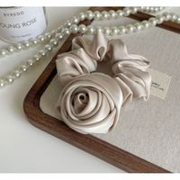 gumka frotka z różą kremowa na plakietce gum163k