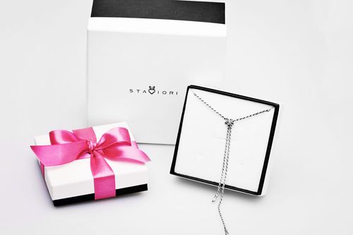 srebrny naszyjnik z kwiatkami i markazytami na Arena.pl