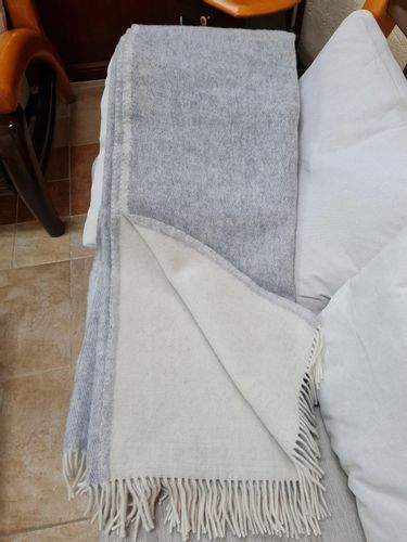 Koc wełniany jagnięcy z frędzlami 160x200 dwustronny popielaty ekri na Arena.pl