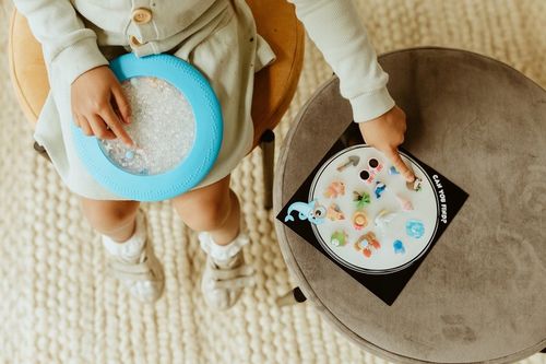 Jellystone Sensoryczny dysk z figurkami A-Ku-Ku! Peekaboo motyw Plaża Beach na Arena.pl