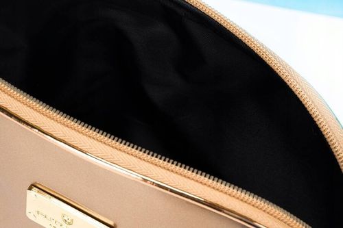 kosmetyczka podróżna w złotym kolorze z wodoodpornego materiału na Arena.pl