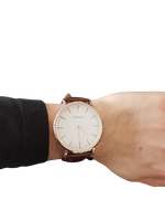 Elegancki męski zegarek brązowy, skórzany pasek, biała koperta złota koperta