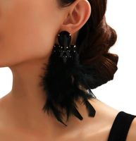 Kolczyki złote z cyrkoniami czarnymi piórkami efektowne zjawiskowe trendy