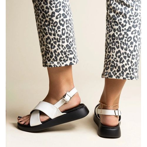 Białe sandały na platformie r.41 na Arena.pl