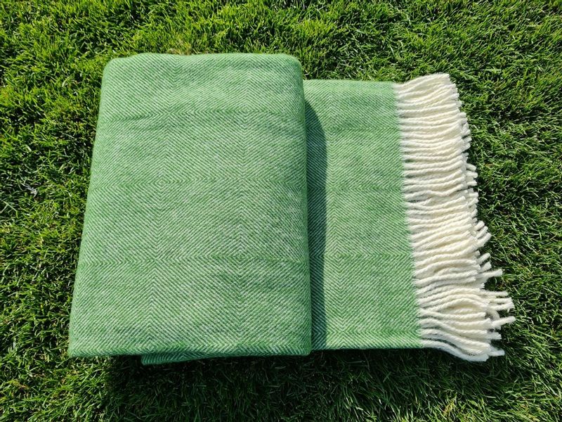 Koc wełniany z frędzlami 150x200 DIAGONAL wełna nowozelandzka zielony zdjęcie 3