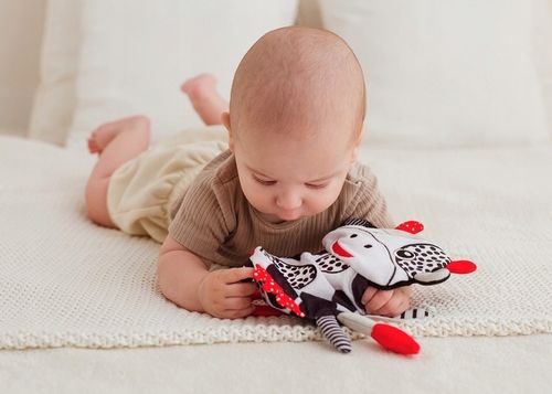 BaliBaZoo KONTRASTOWA KROWA Zabawka dla niemowląt Szeleścik Gryzak 0m+ na Arena.pl