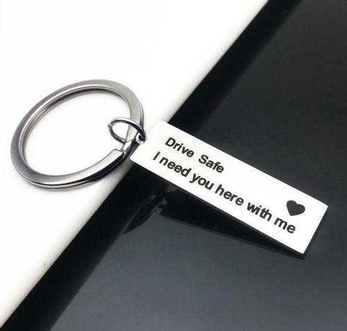 Brelok z tabliczką Drive Safe na Arena.pl