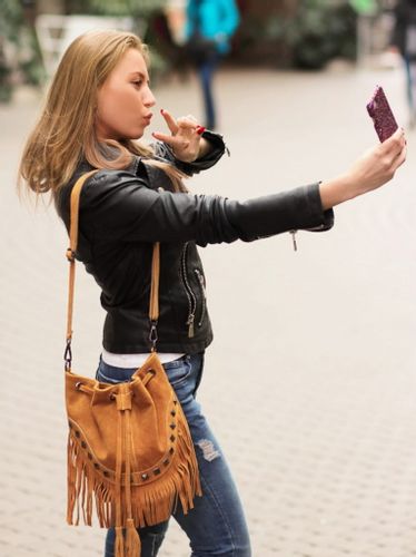 VERA PELLE torebka zamszowa listonoszka boho z ćwiekami V418 c.zielona na Arena.pl